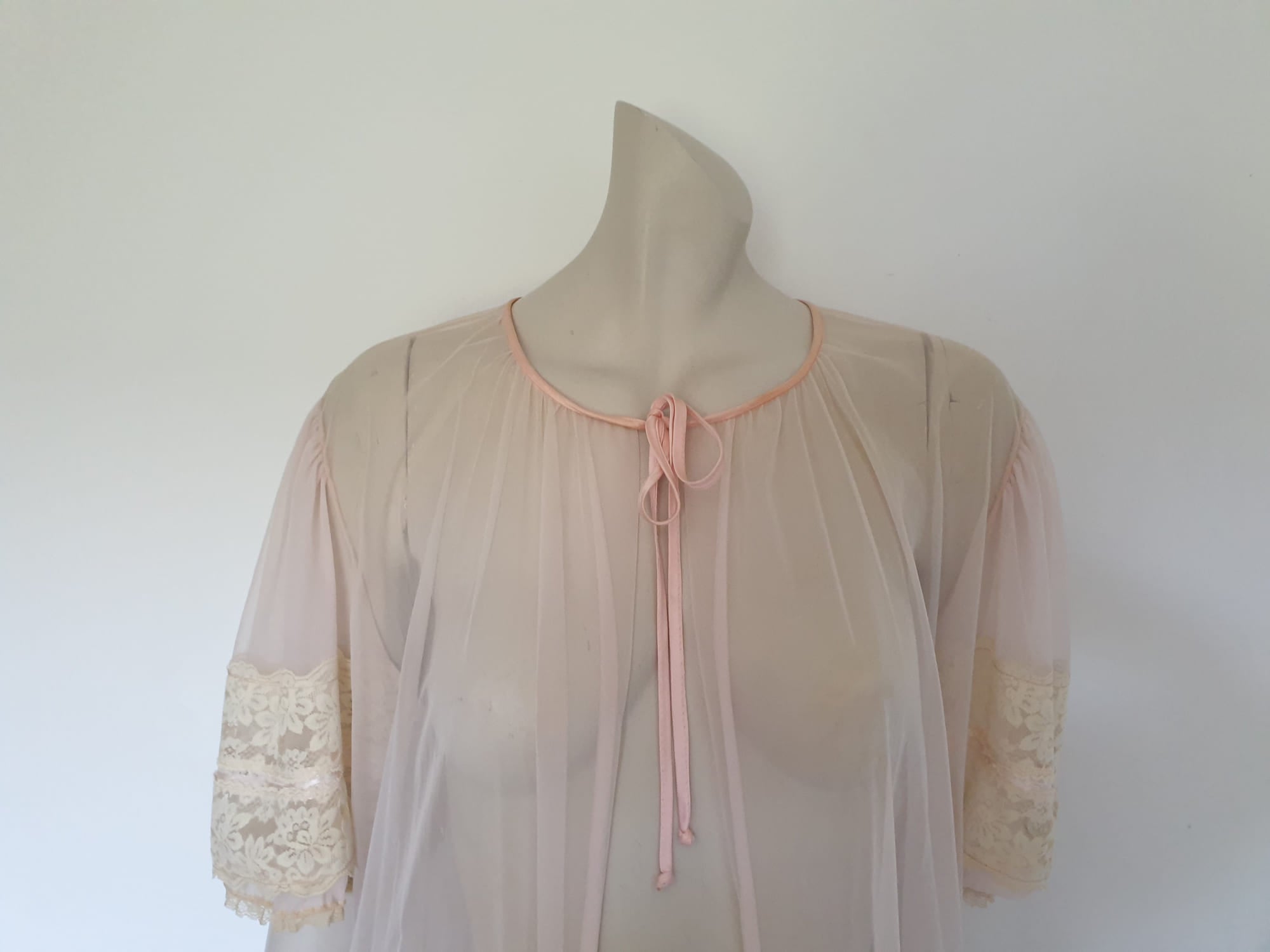 Vintage sheer peach robe or peignoir, long with puffy lace sleeves - Large