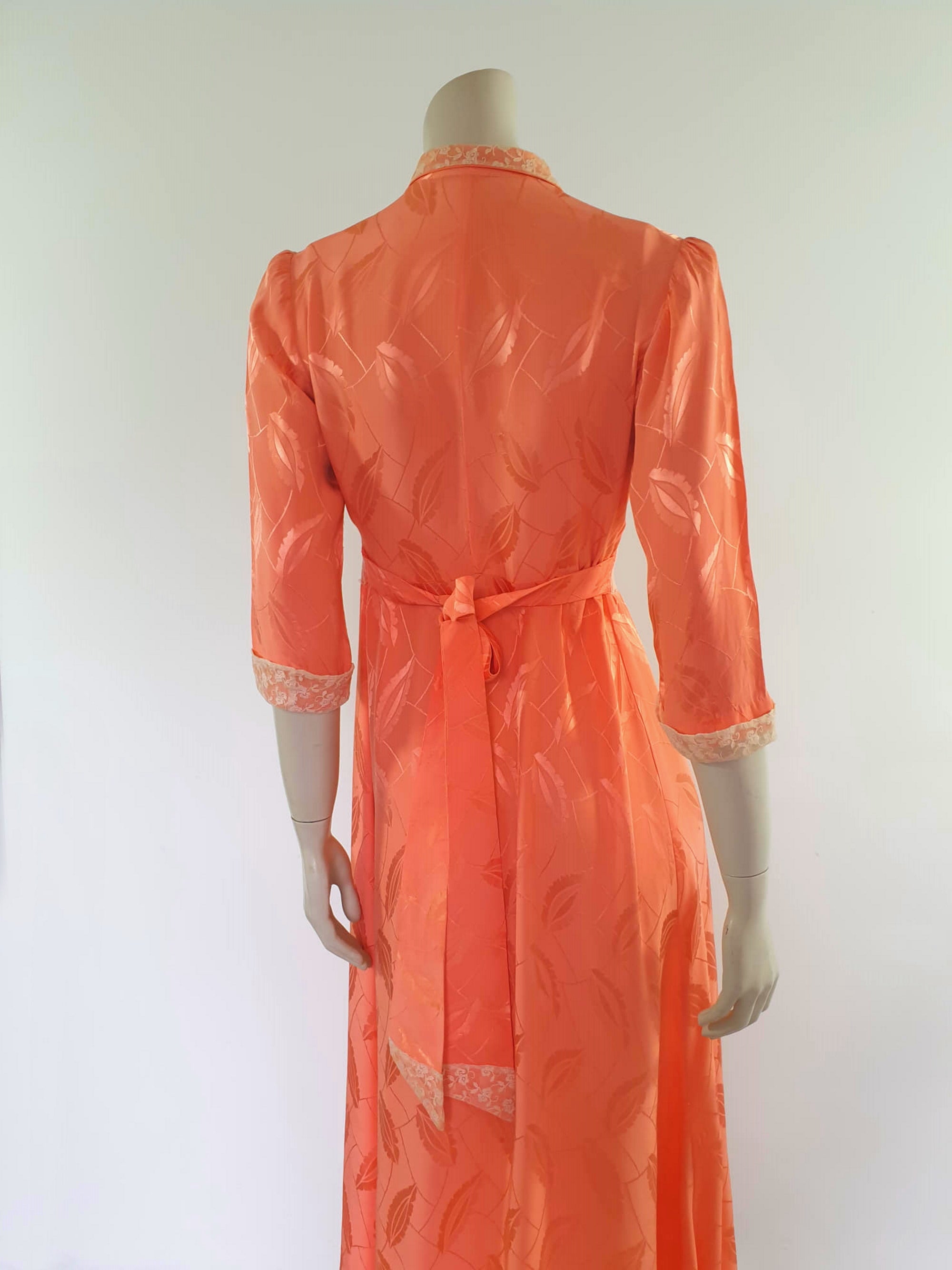 1940s vintage peach house coat or zip front robe with lace