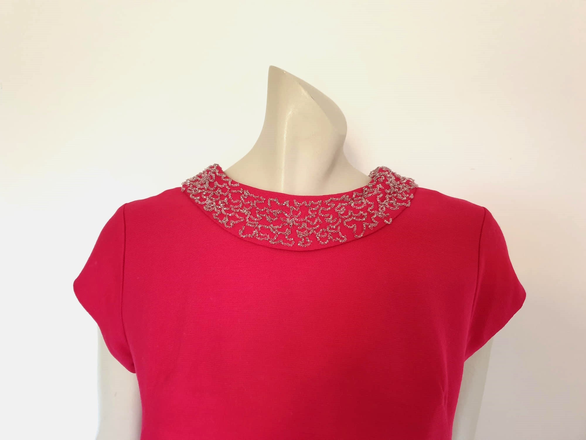 Hot pink fuchsia dress with round beaded collar 1960s - Bust 87cm small