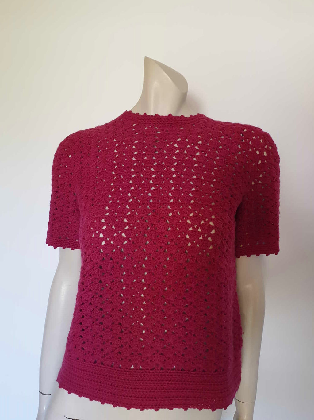 vintage hand crocheted magenta berry wool top 1960s style medium