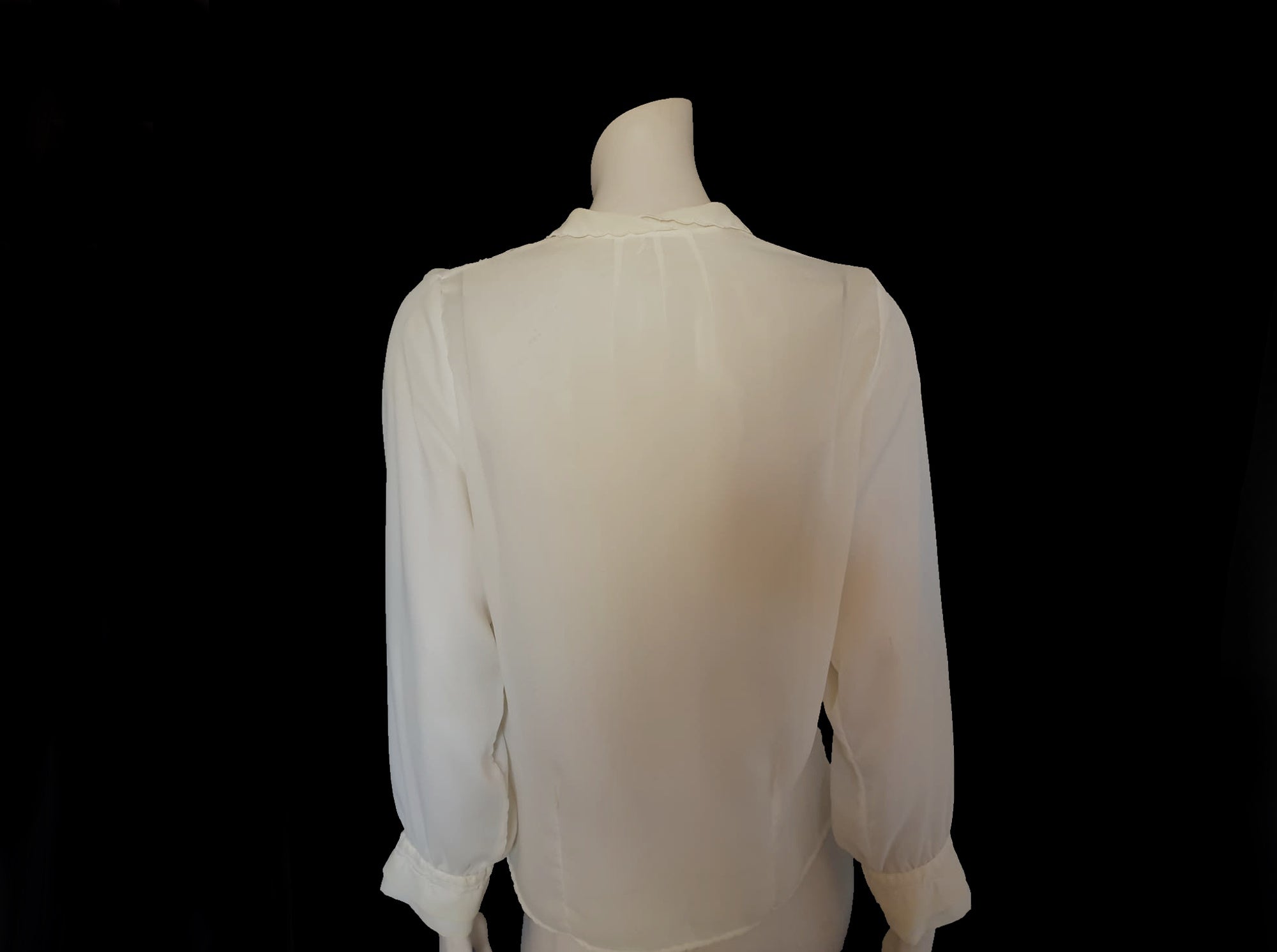 1940s vintage ivory silk georgette blouse with lace insertion and applique medium