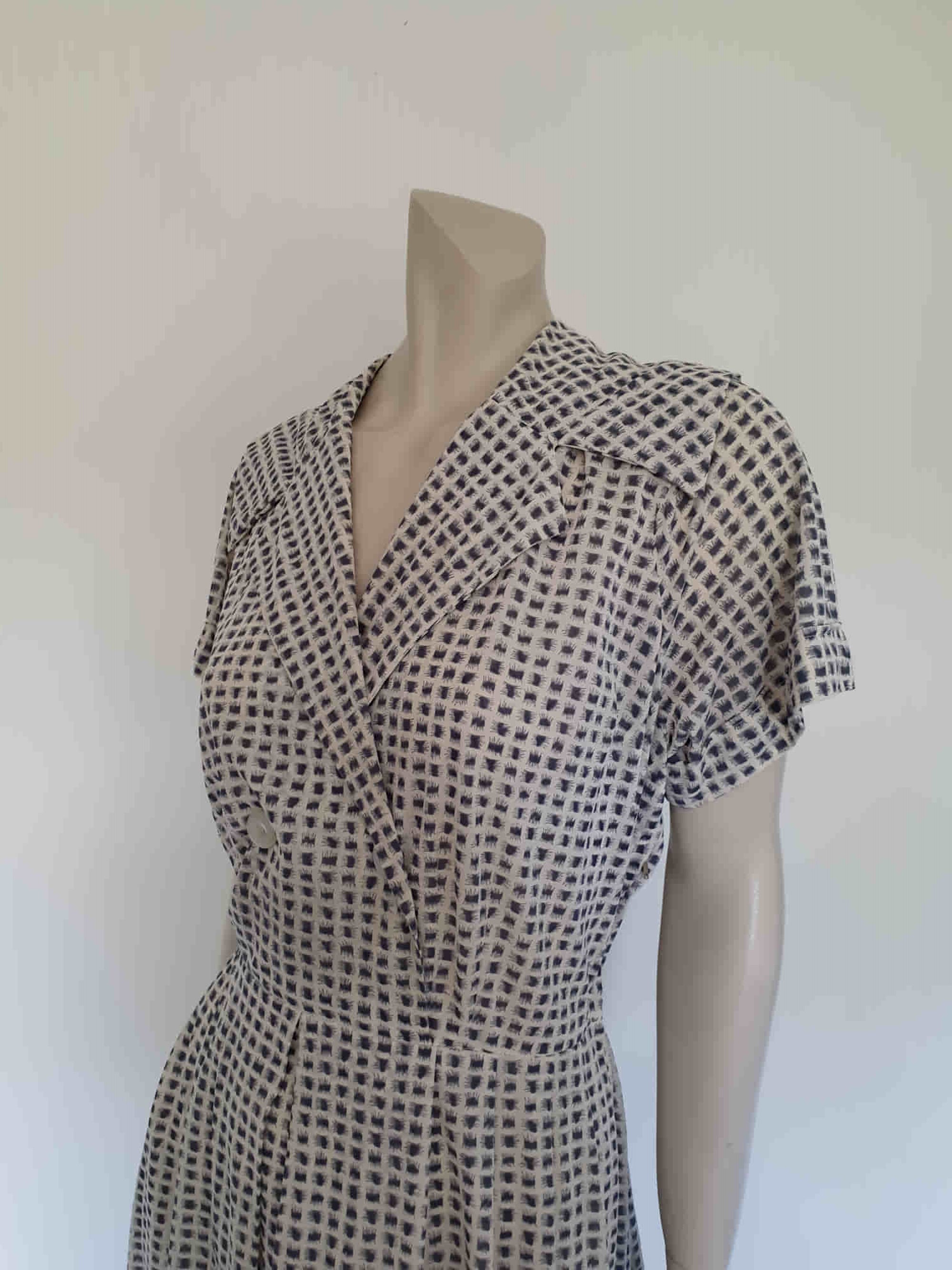 1950s vintage grey and white shirtwaist dress wide collar and crossover bodice full skirt - Medium