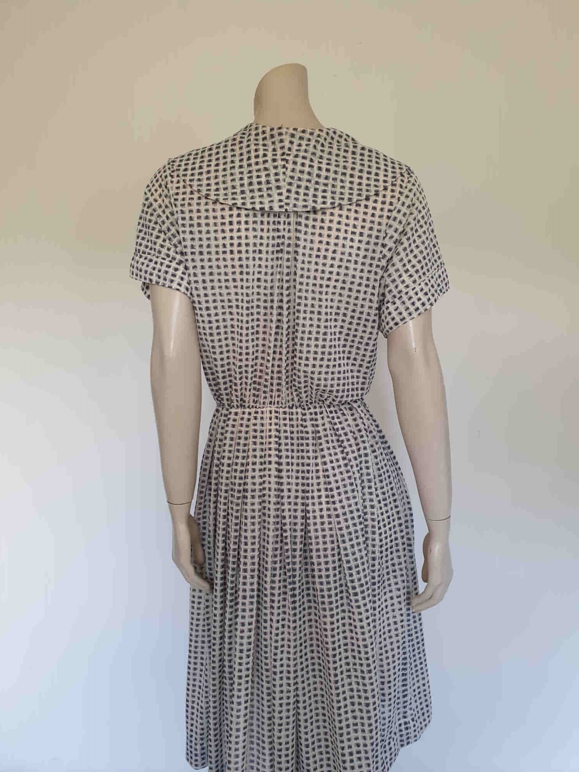 1950s vintage grey and white shirtwaist dress wide collar and crossover bodice full skirt - Medium