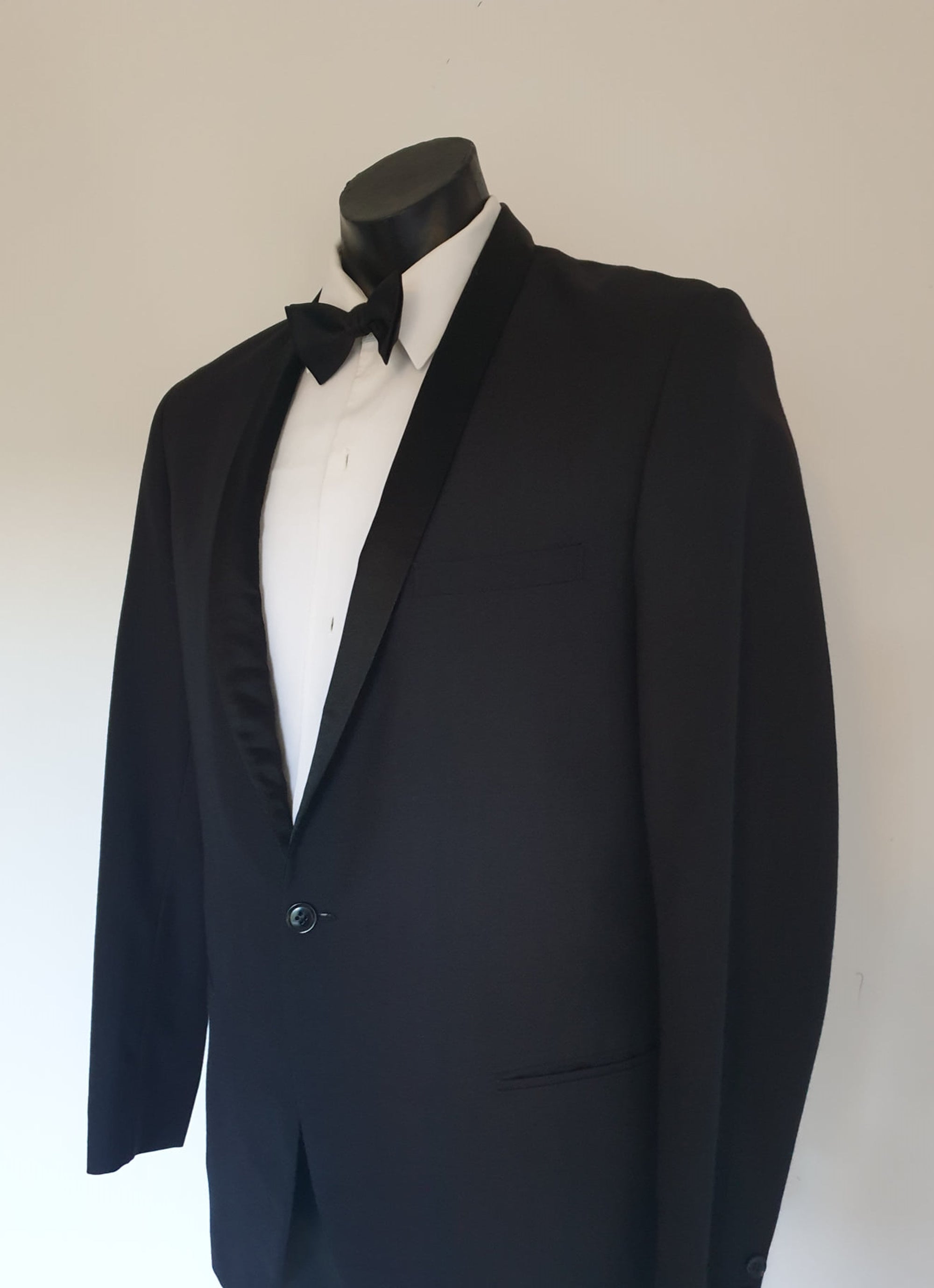 1970s vintage tuxedo dinner jacket with satin shawl neck by Glenford Size 38L