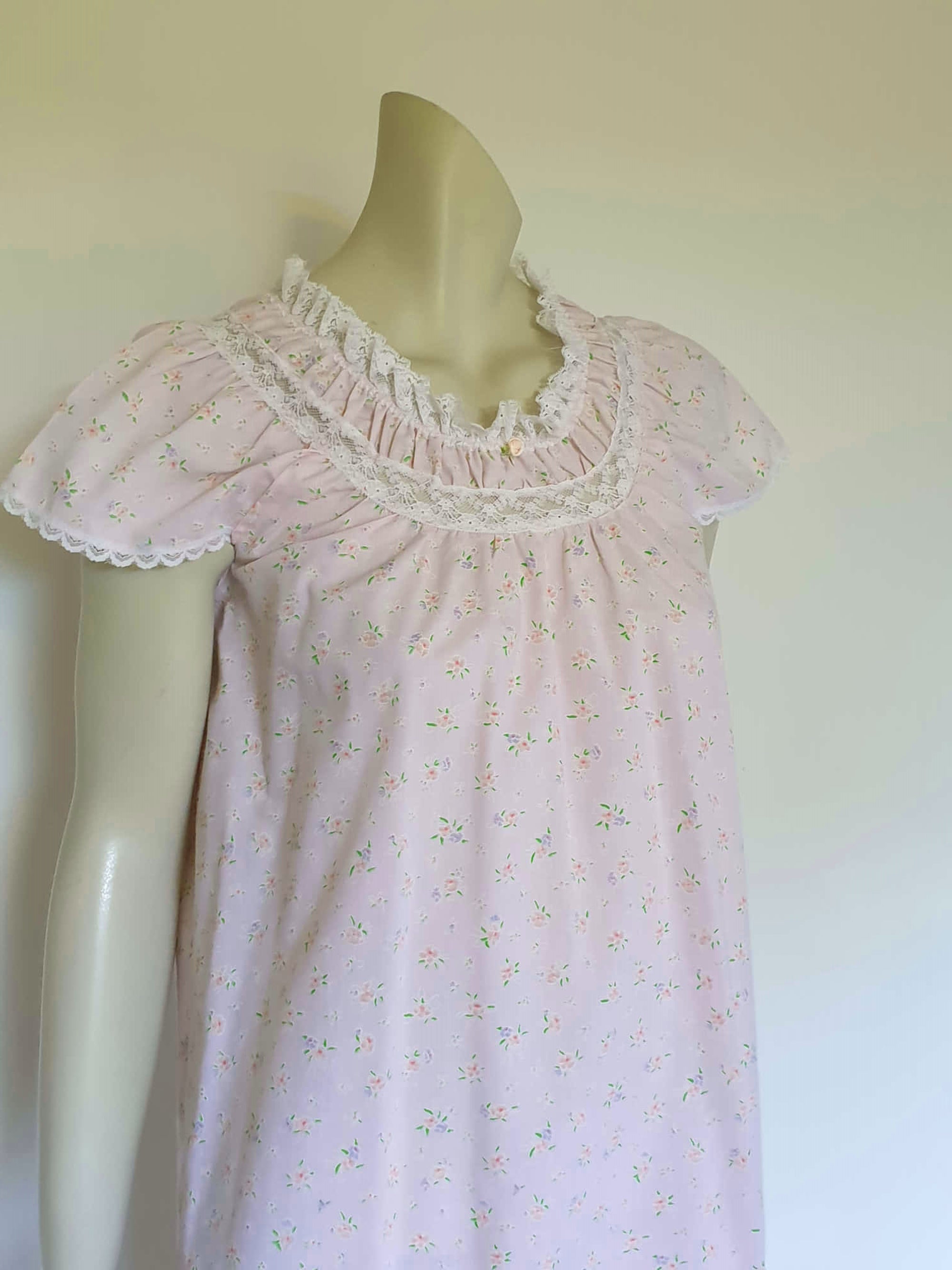 1970s vintage short pink floral nightgown with lace and ruffles - Small