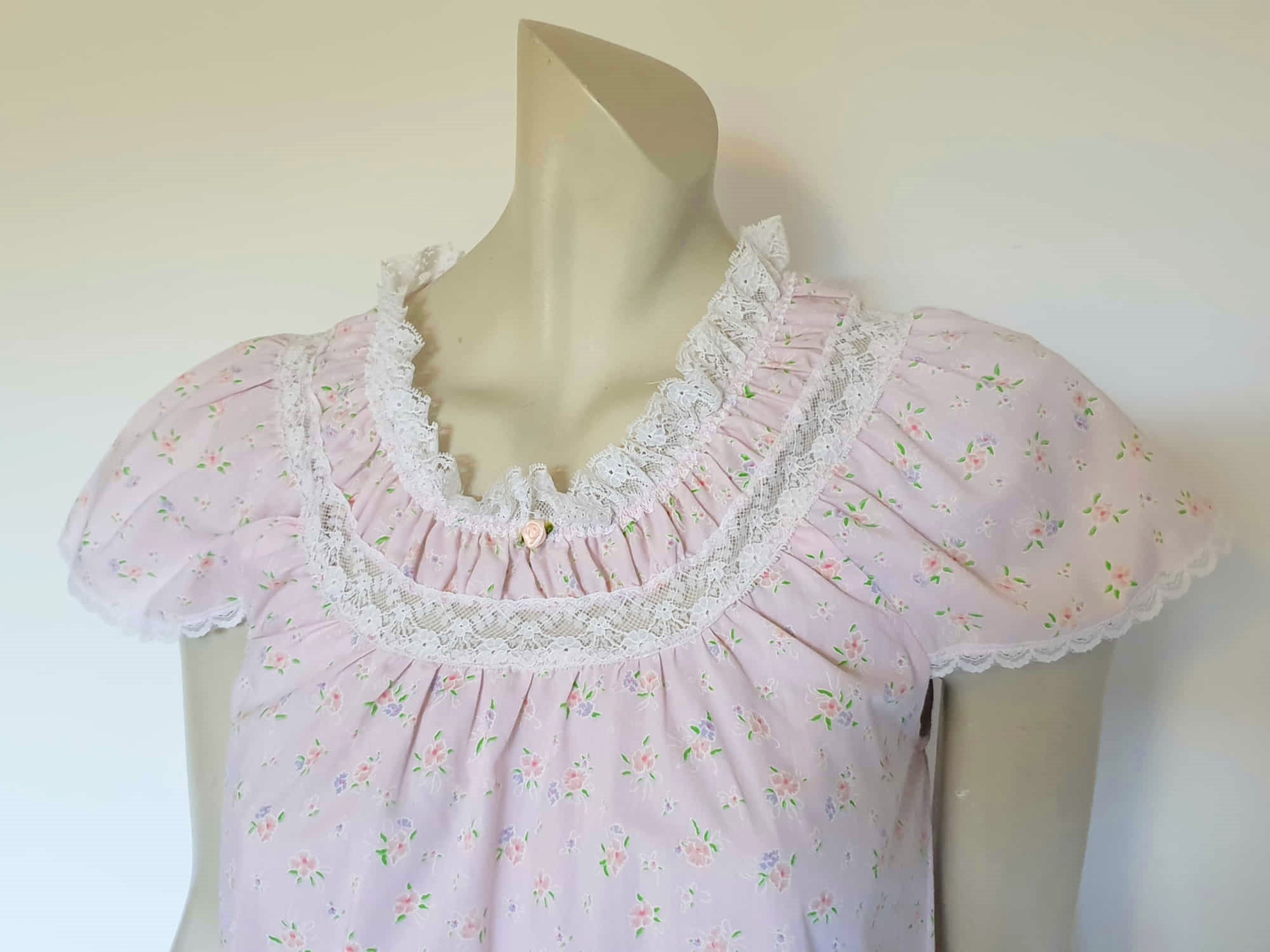 1970s vintage short pink floral nightgown with lace and ruffles - Small