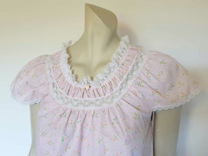 1970s vintage short pink floral nightgown with lace and ruffles - Small