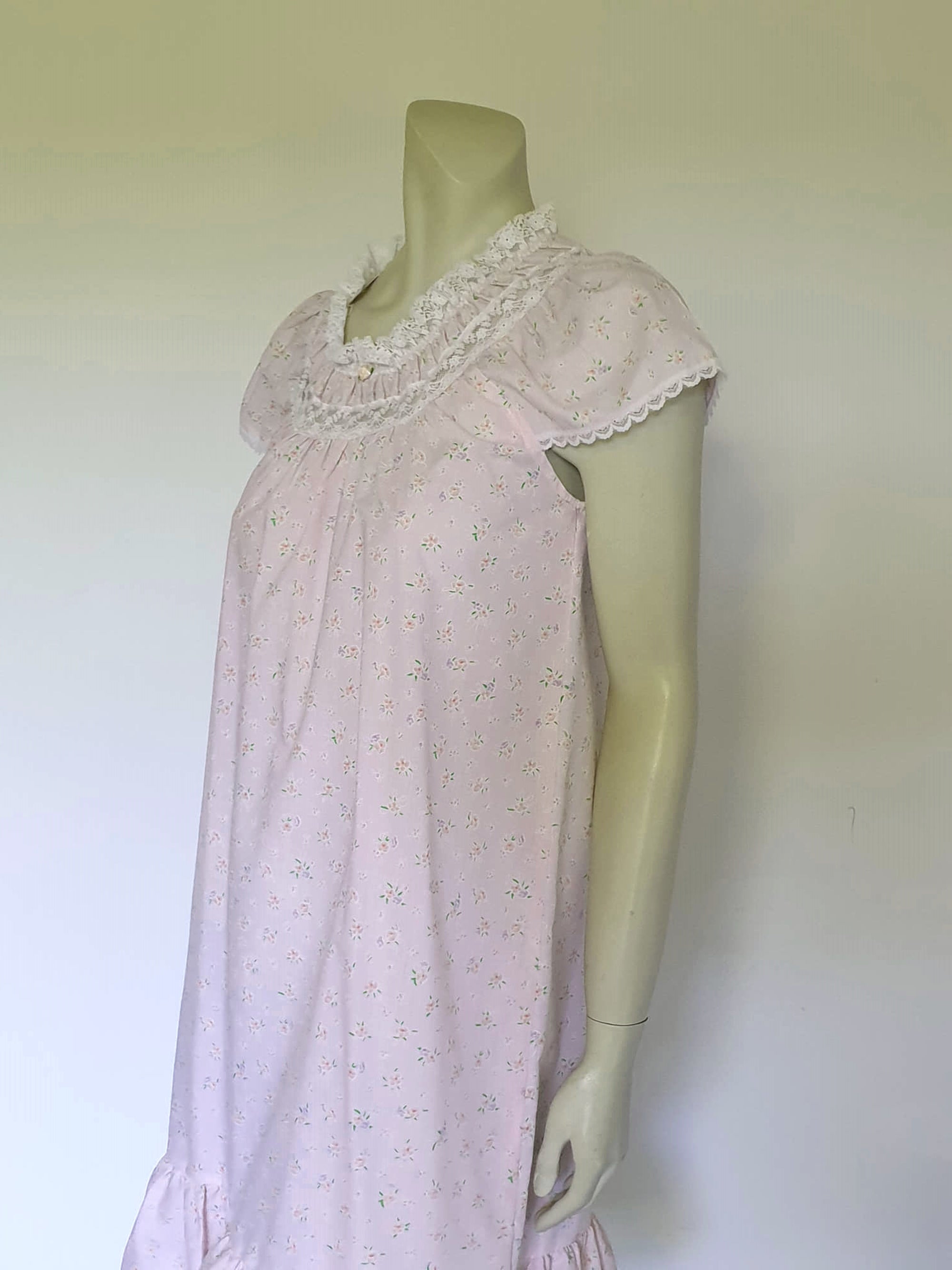 1970s vintage short pink floral nightgown with lace and ruffles - Small