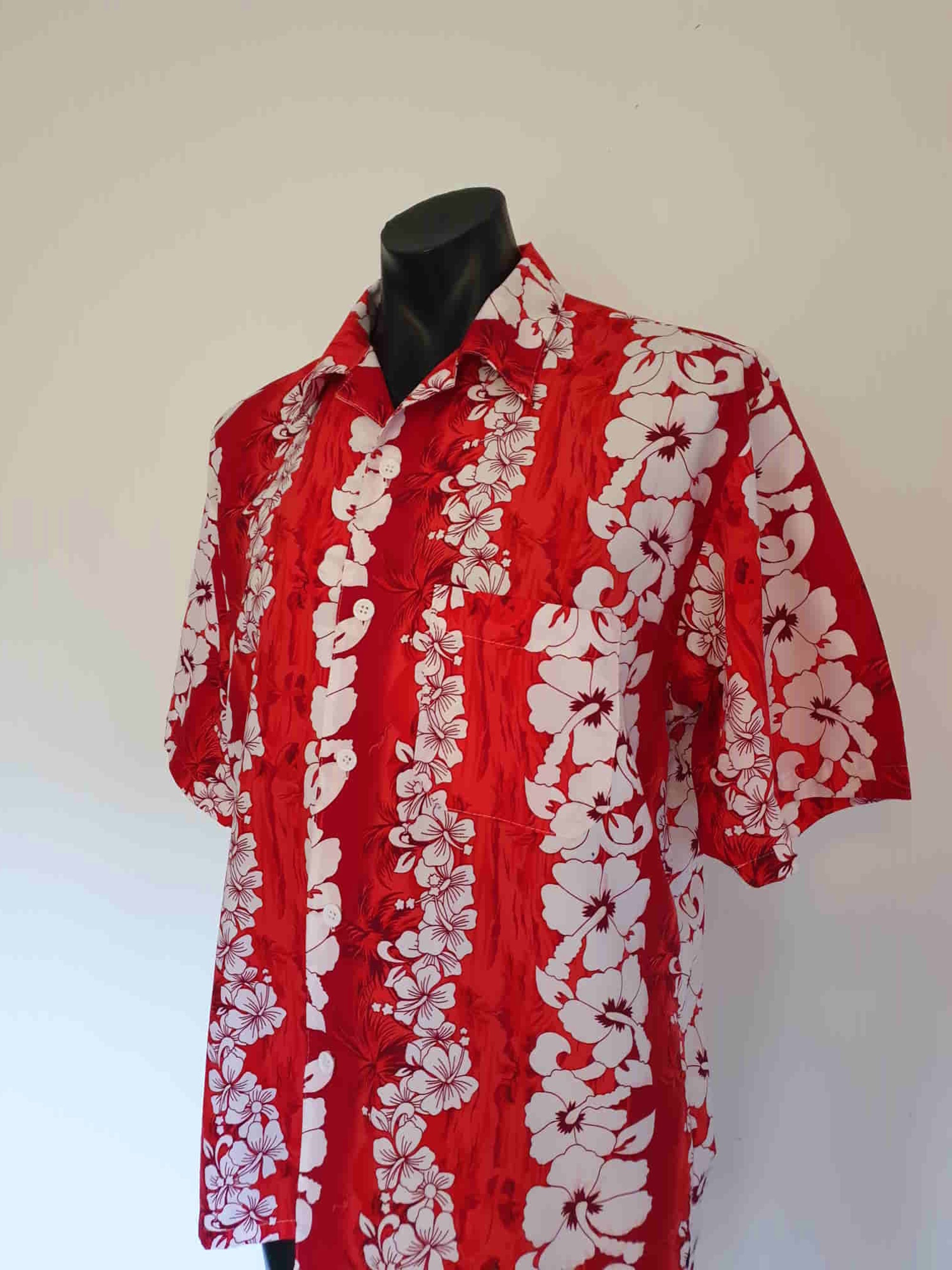 vintage1970s red hawaiian shirt with hibiscus flowers - extra large