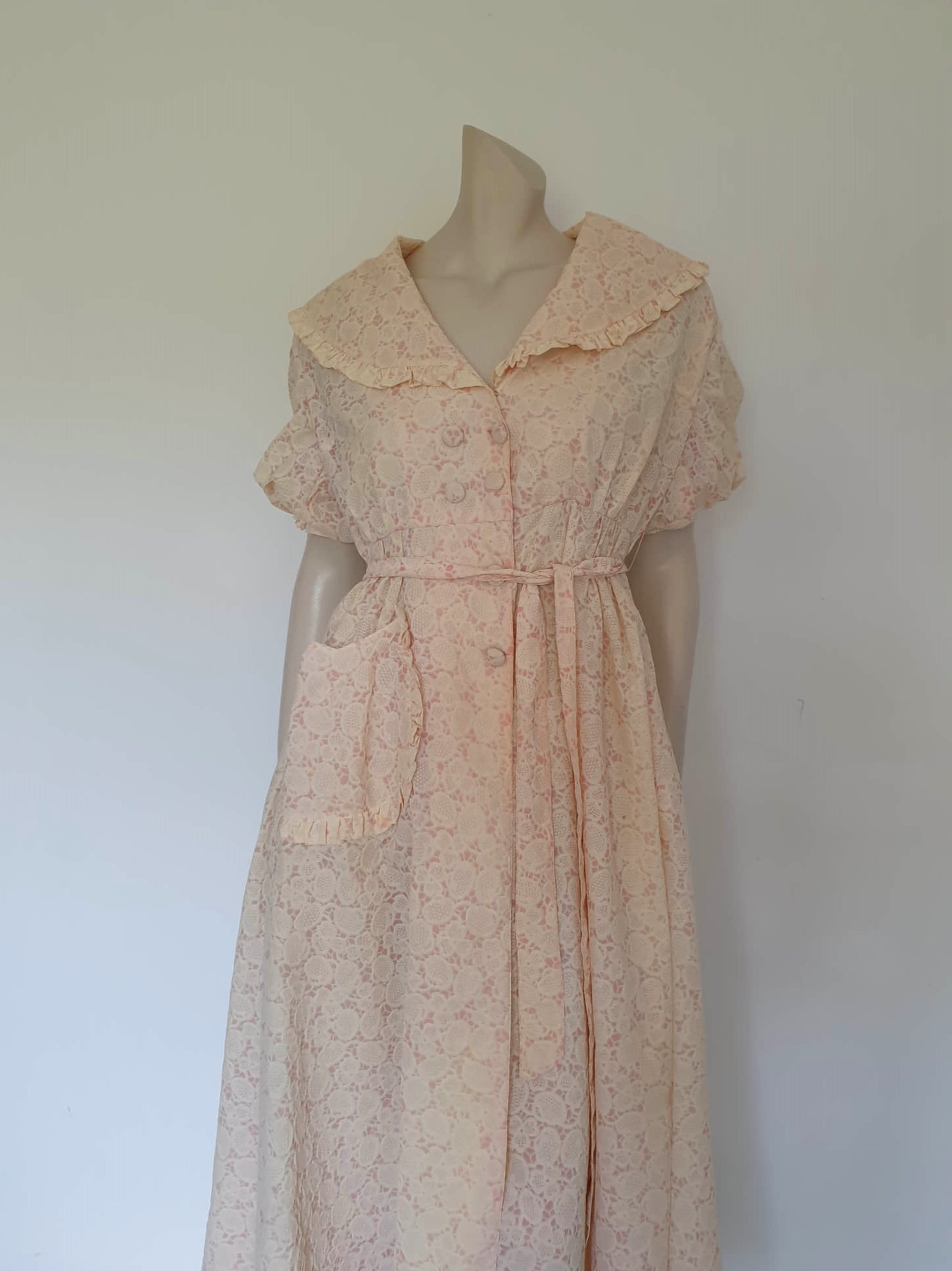 Cream and pink 1950s robe or house coat with full skirt, large collar and puff sleeves - Small