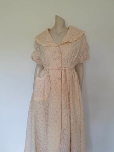 Cream and pink 1950s robe or house coat with full skirt, large collar and puff sleeves - Small