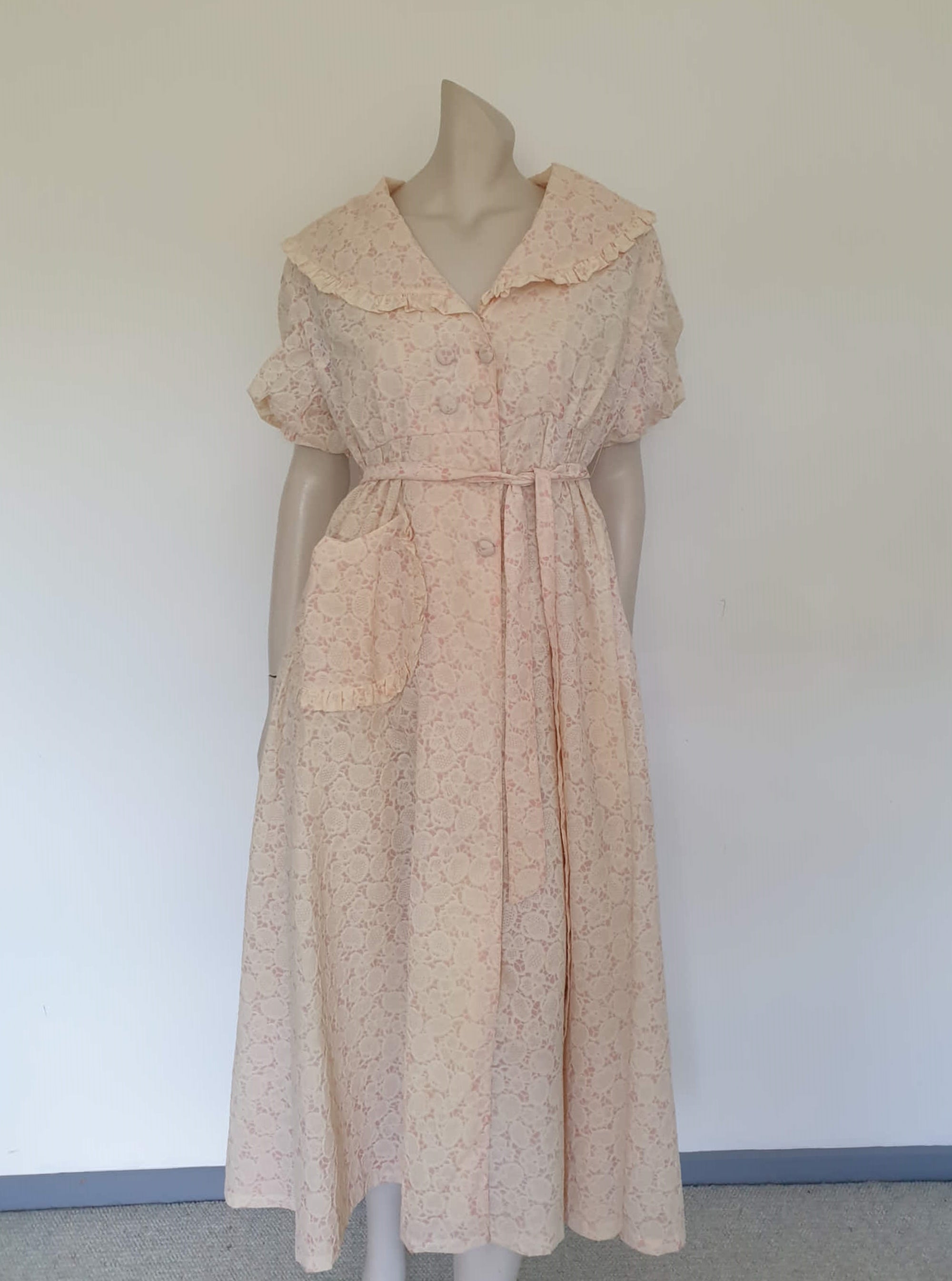 Cream and pink 1950s robe or house coat with full skirt, large collar and puff sleeves - Small