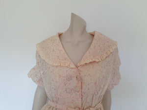 Cream and pink 1950s robe or house coat with full skirt, large collar and puff sleeves - Small