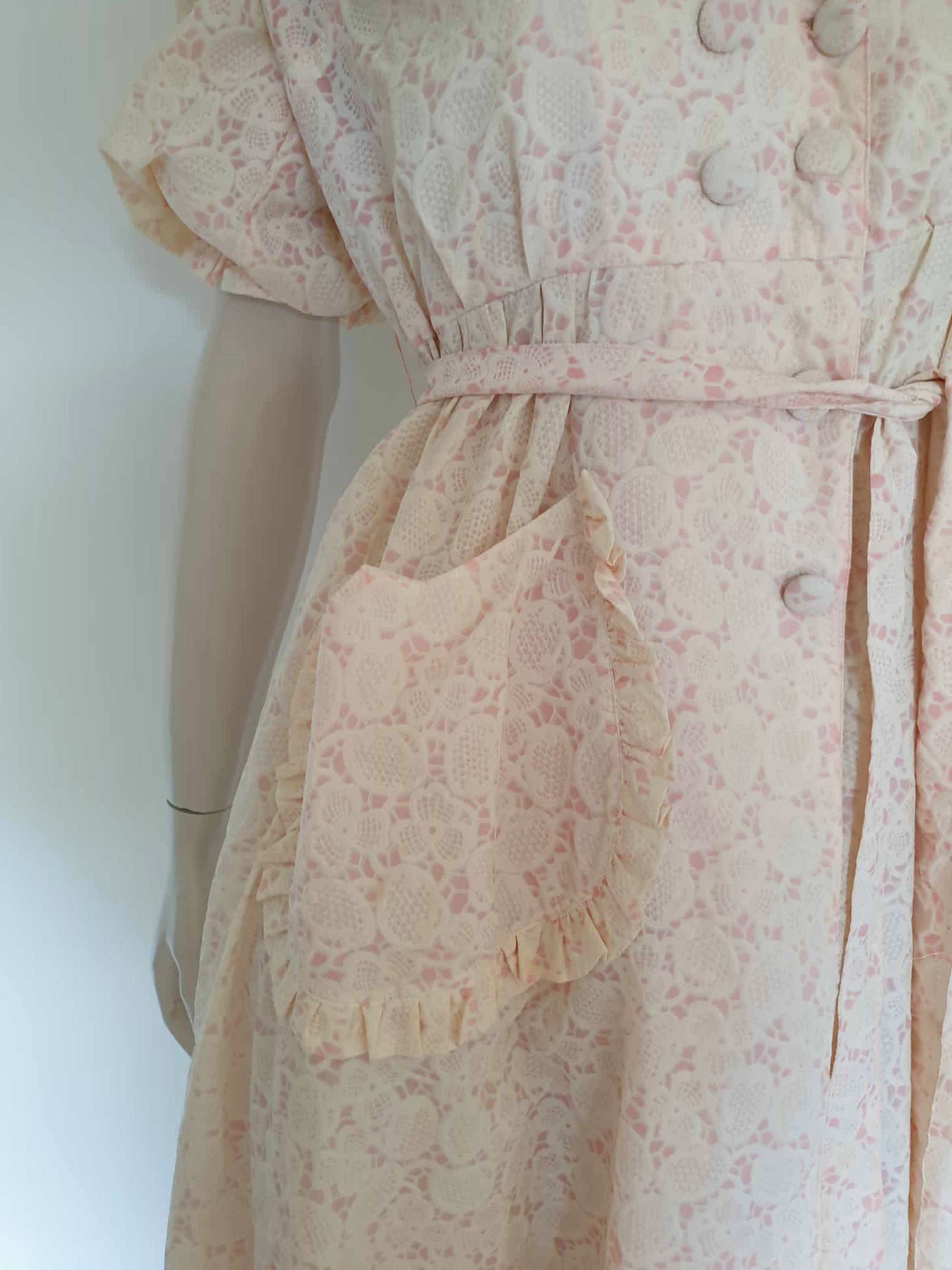 Cream and pink 1950s robe or house coat with full skirt, large collar and puff sleeves - Small