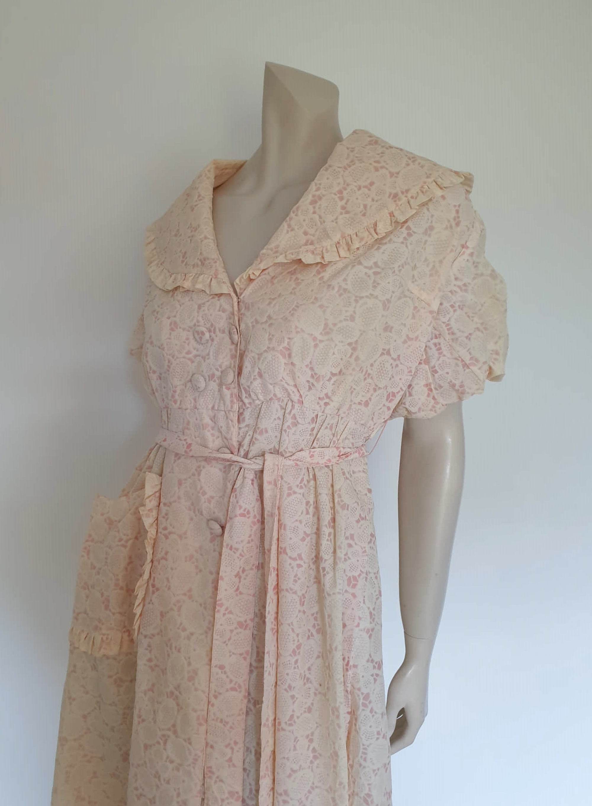 Cream and pink 1950s robe or house coat with full skirt, large collar and puff sleeves - Small