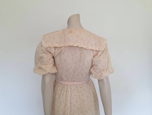 Cream and pink 1950s robe or house coat with full skirt, large collar and puff sleeves - Small