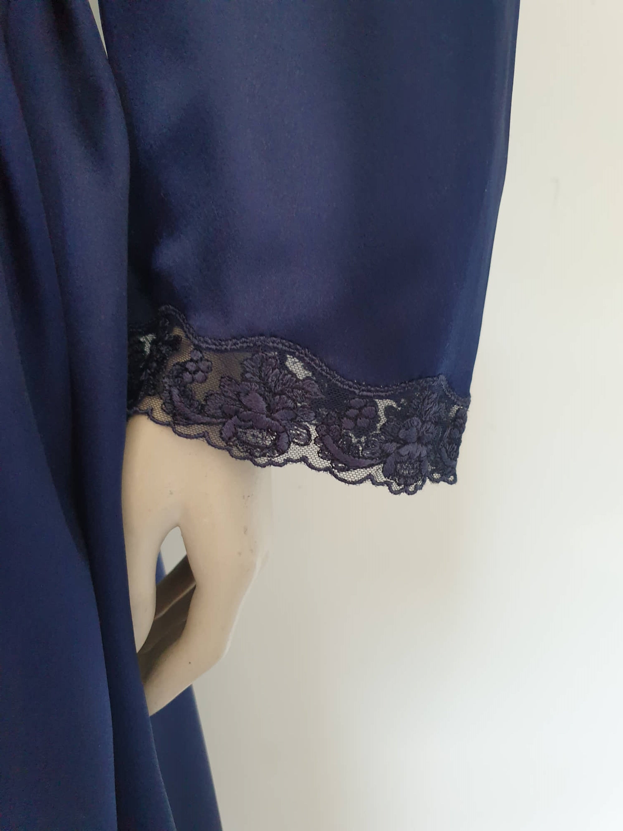 1980s navy blue satin robe with lace trim and shoulder pads - Large