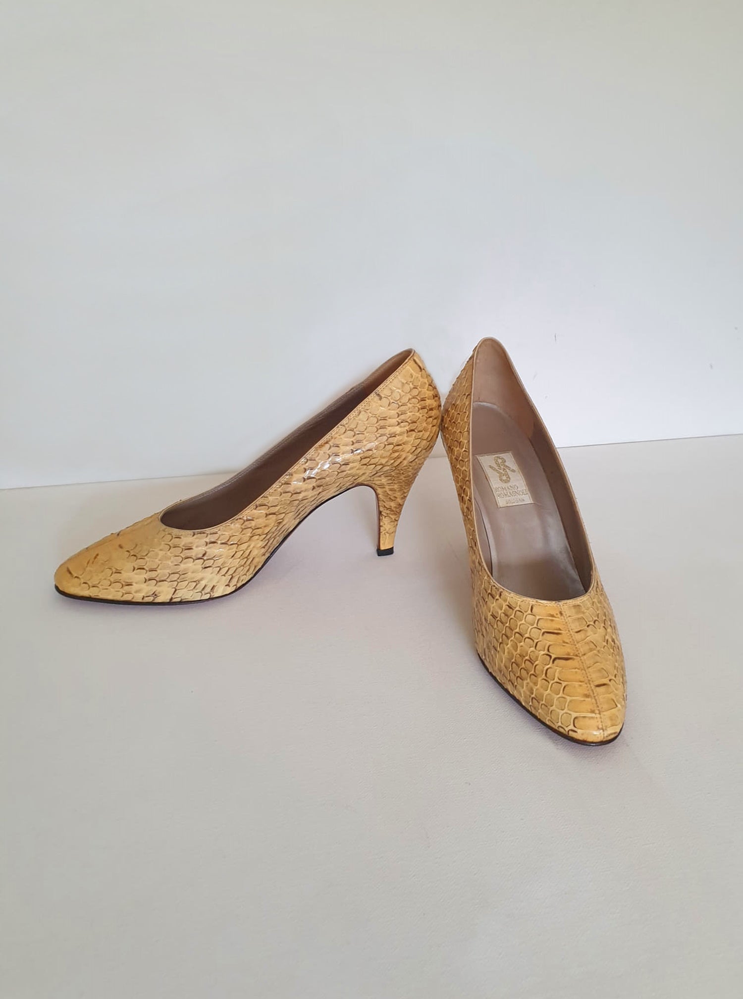 1980s Italian made yellow cream snakeskin shoes by Romano Romagnoli  - Bologna, Size EU 39.5, AU size 8