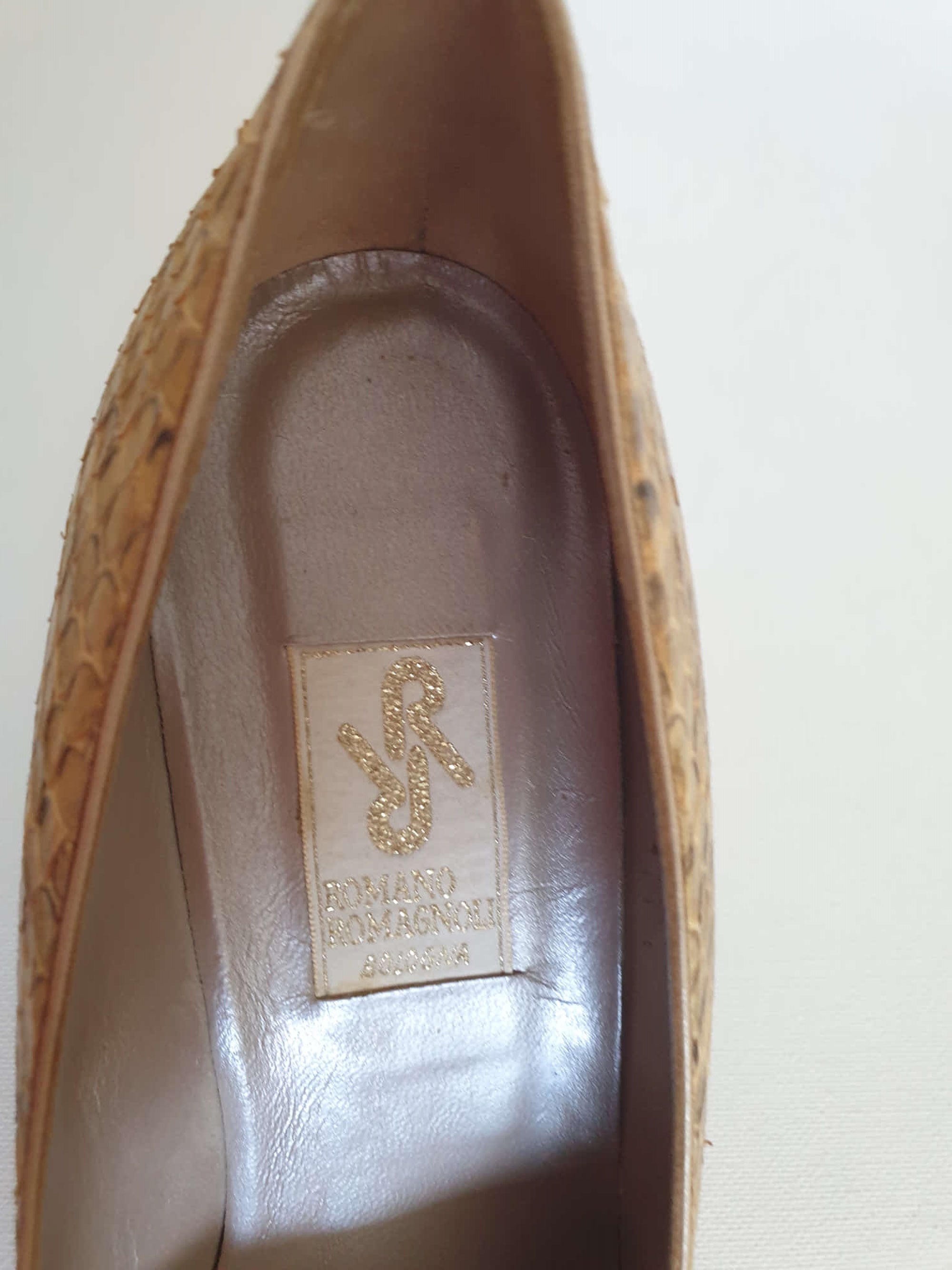 1980s Italian made yellow cream snakeskin shoes by Romano Romagnoli  - Bologna, Size EU 39.5, AU size 8