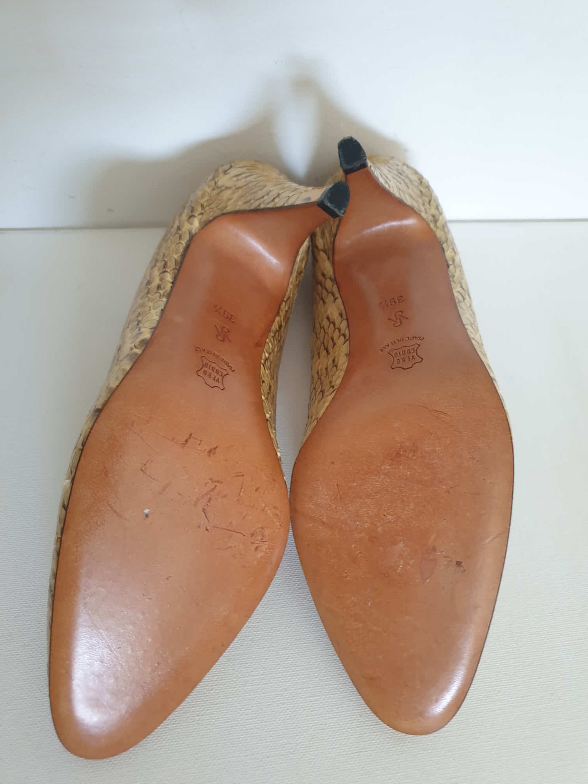 1980s Italian made yellow cream snakeskin shoes by Romano Romagnoli  - Bologna, Size EU 39.5, AU size 8