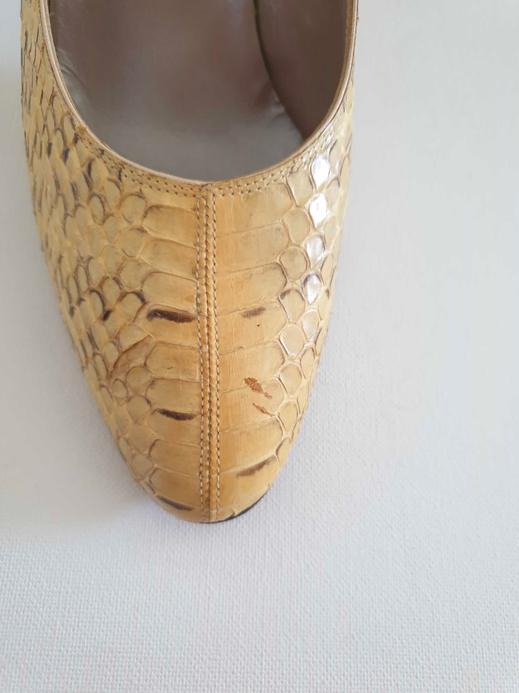 1980s Italian made yellow cream snakeskin shoes by Romano Romagnoli  - Bologna, Size EU 39.5, AU size 8