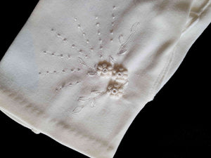 Short white vintage gloves with flower embroidery - size 6 1/2 - Meyer make - German