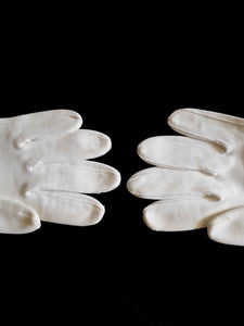 Short white vintage gloves with flower embroidery - size 6 1/2 - Meyer make - German