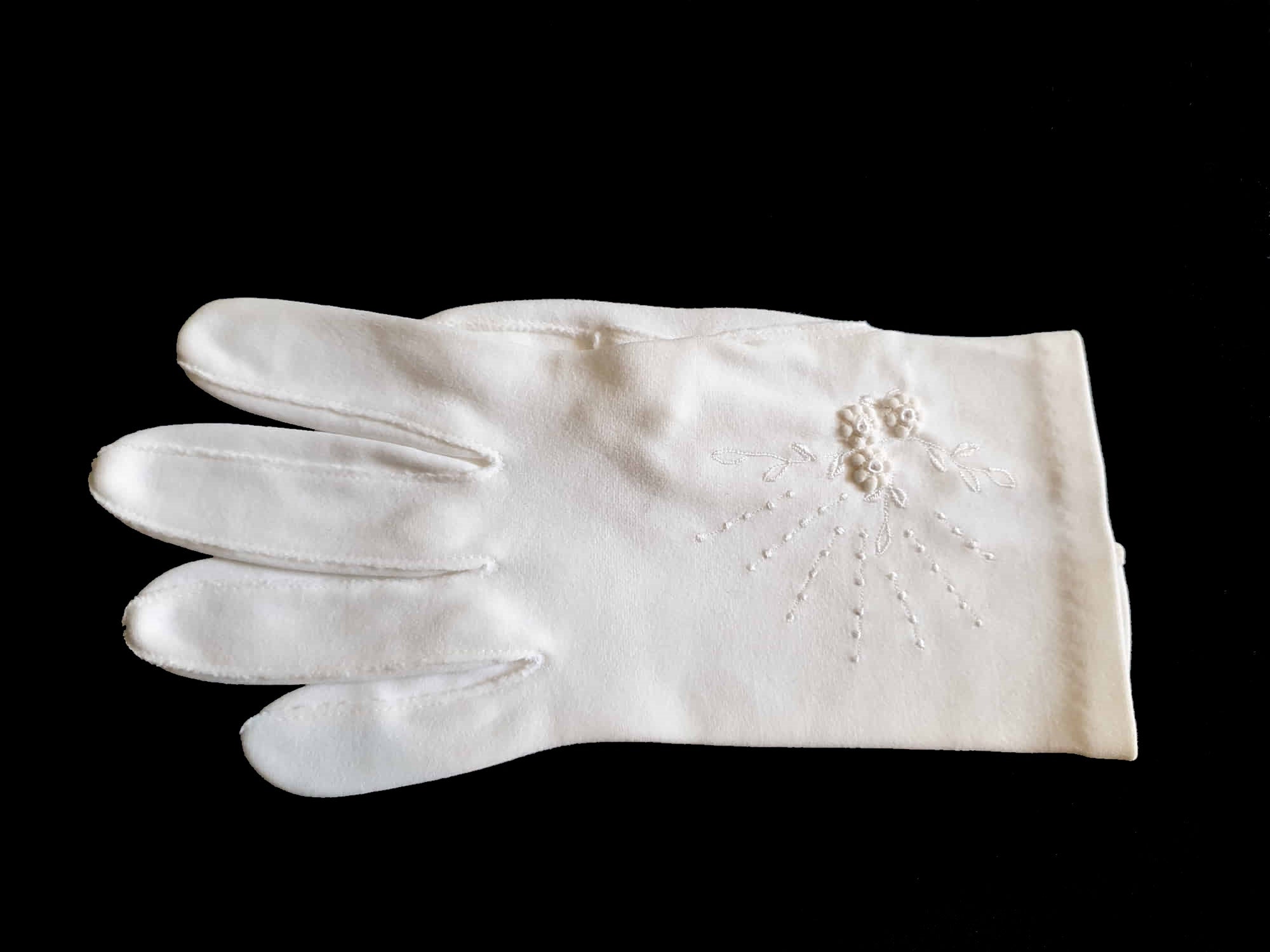 Short white vintage gloves with flower embroidery - size 6 1/2 - Meyer make - German