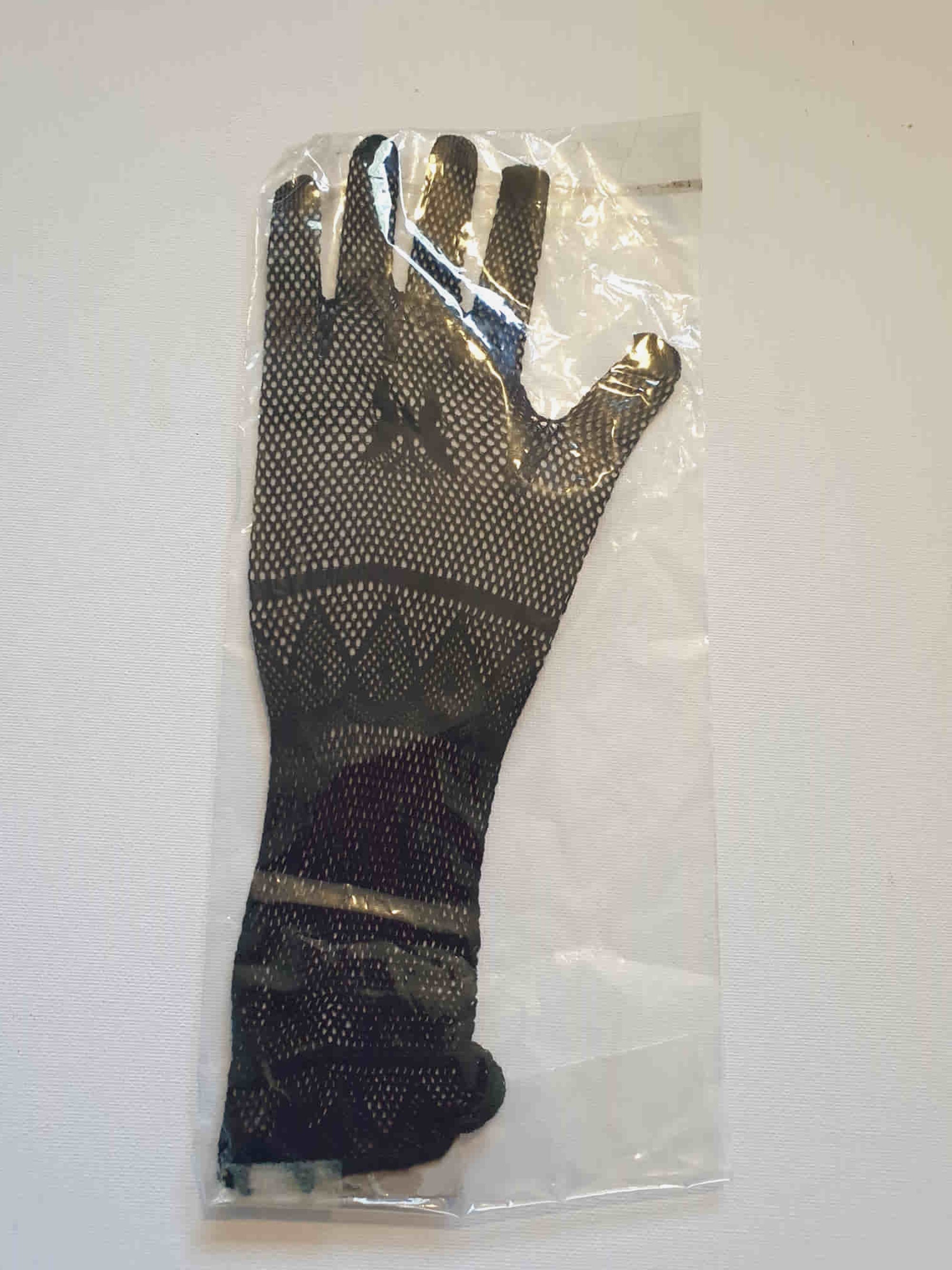 New old stock.
Goth style Super stretchy black mesh gloves feature a butterfly design on the back of the hand. Fabric is nylon. Made in China. Brand is Profile. Unsold stock from a 1980s bridal boutique.