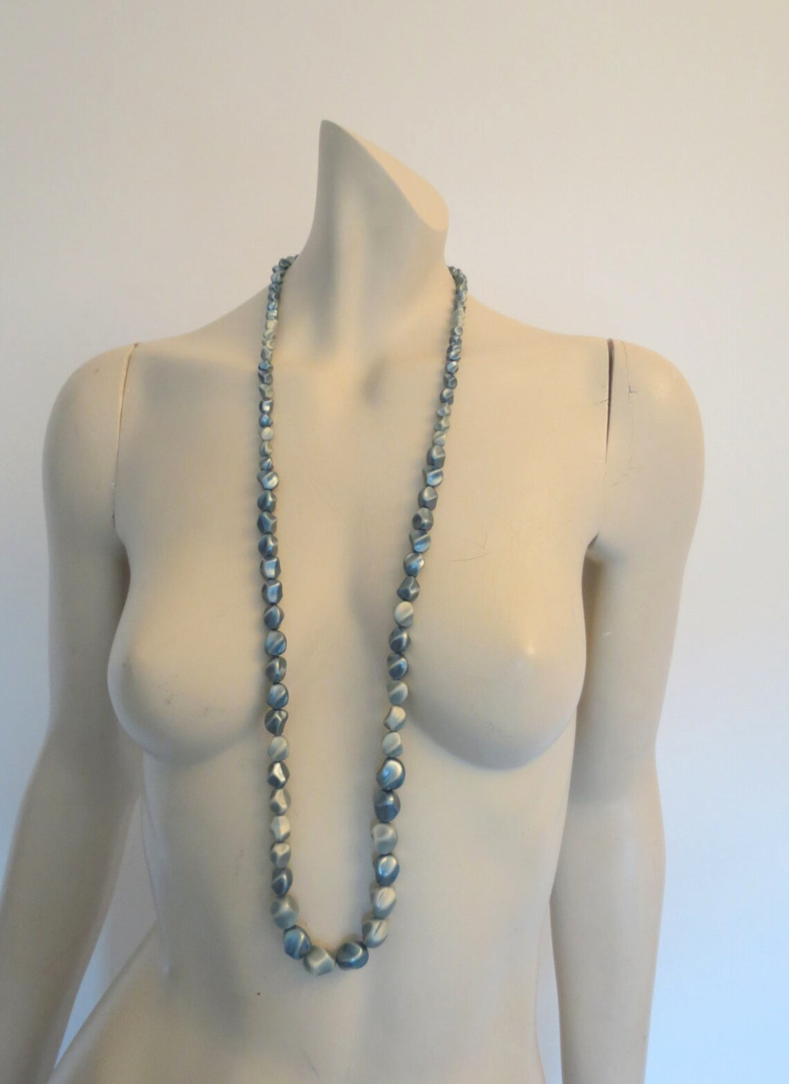 1950s or 1960s vintage blue bead necklace