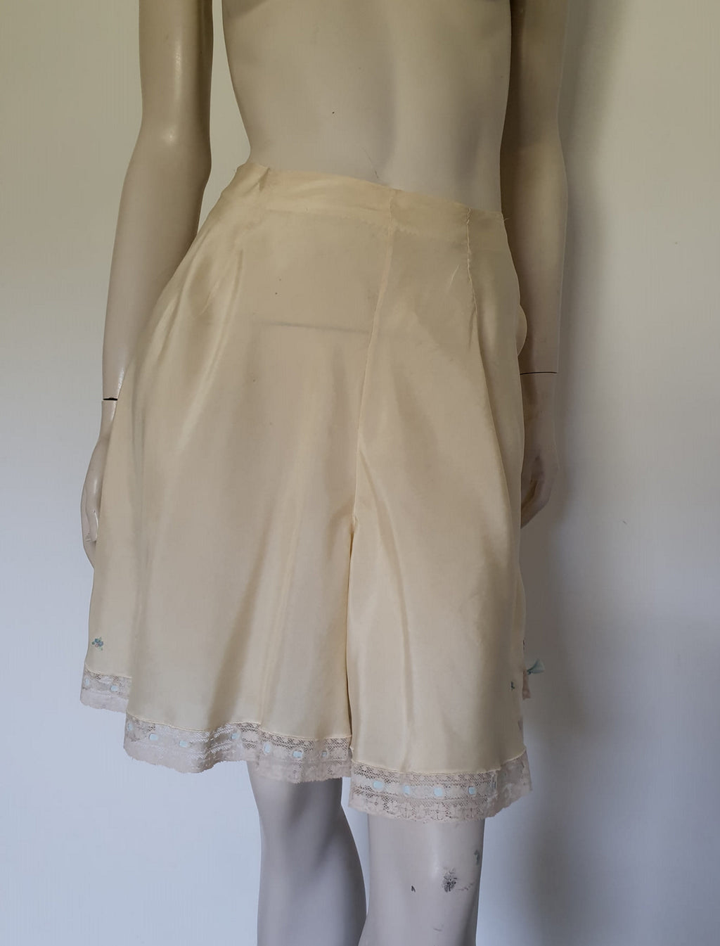 1920s vintage cream silk tap pants with embroidery , lace and ribbons large