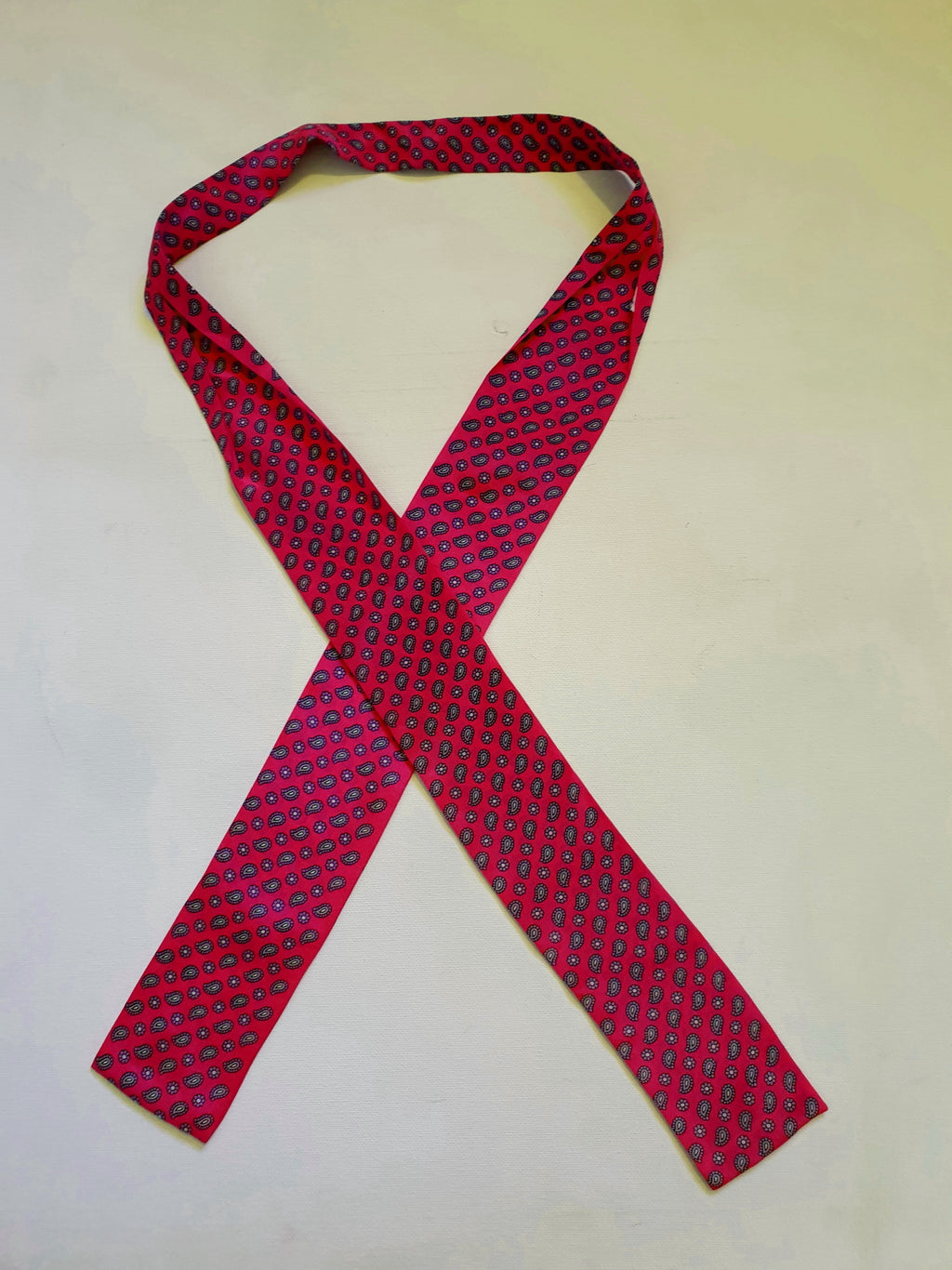 1970s vintage hot pink paisley silk cravat