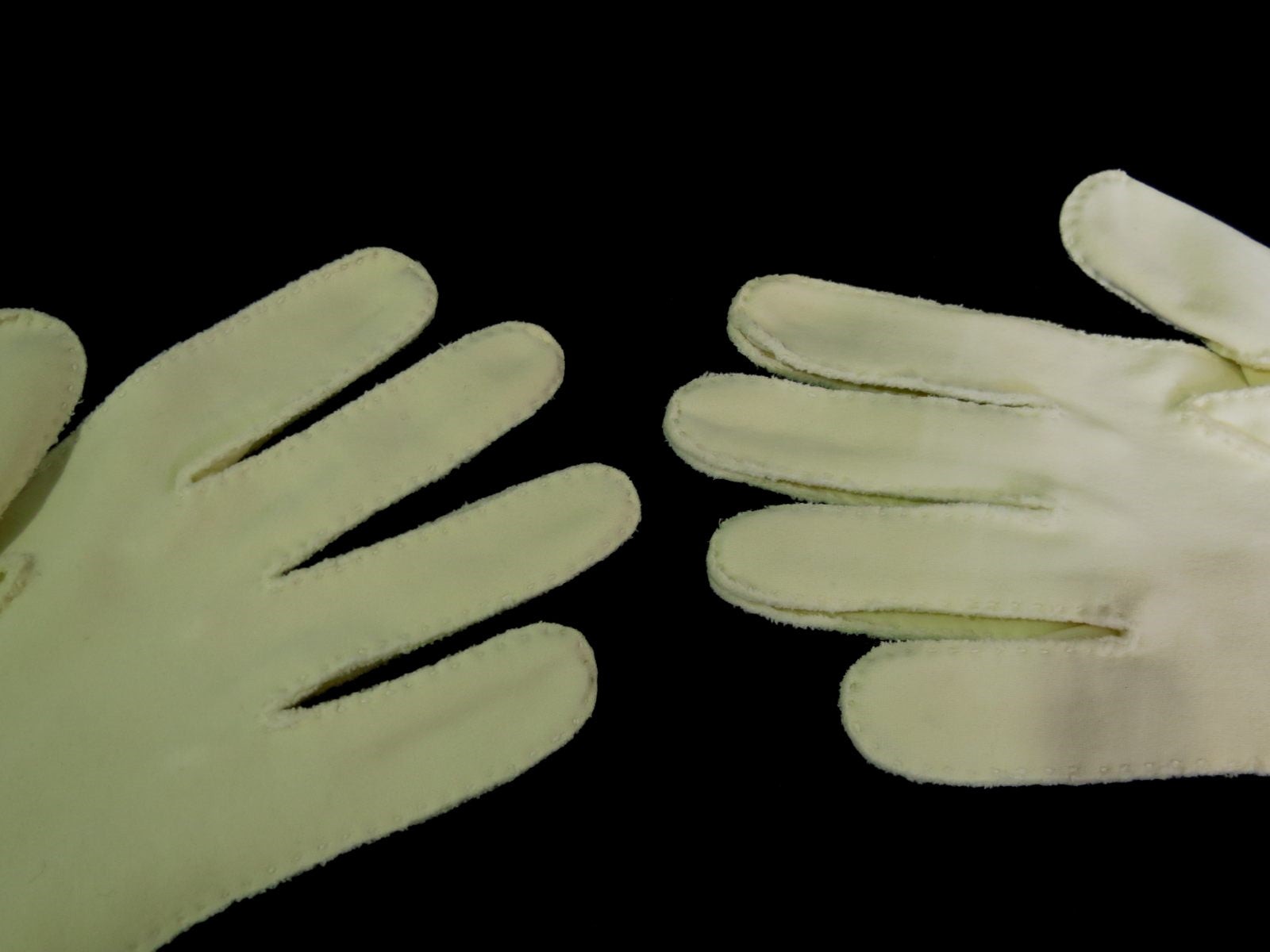 1950s vintage short cream doeskin gloves by crescendoe - small