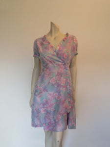vintage 1960s floral wrap dress or robe mauve and pink