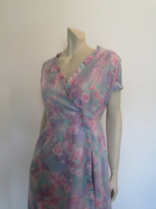 vintage 1960s floral wrap dress or robe mauve and pink