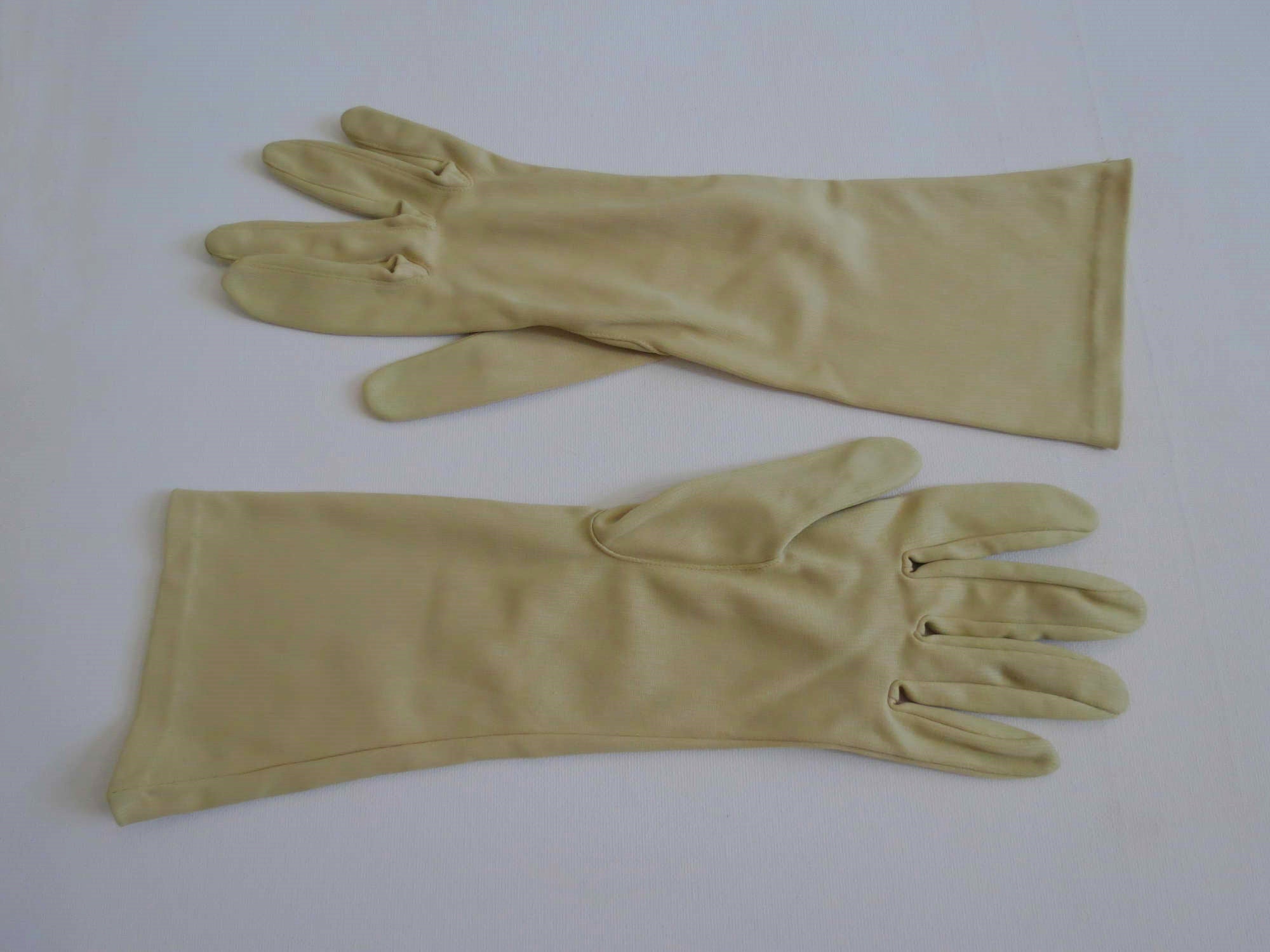 1960s vintage beige stretch nylon gloves plain